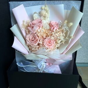 Glamour Boutique Preserved Real flowers